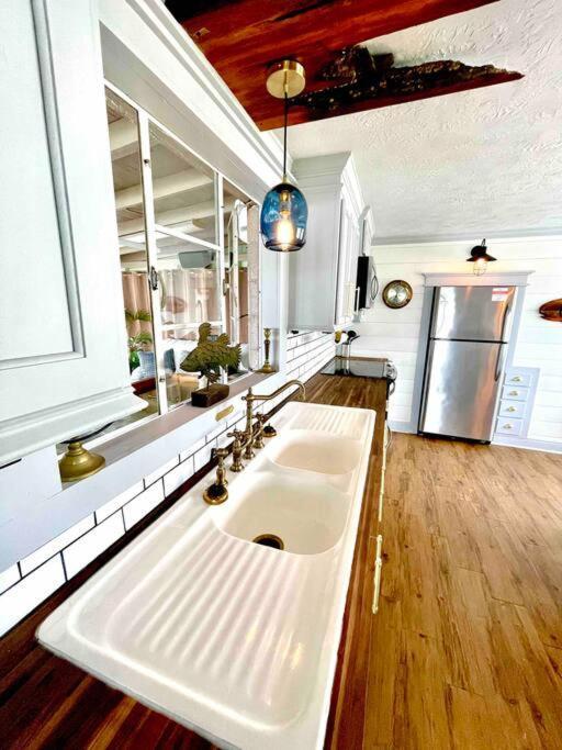 The Spotted Tail Villa Hackberry Екстериор снимка